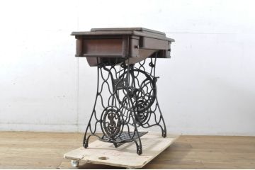 ジャンク品　SINGER(シンガー)社　お洒落なアンティークの空間を演出するシンガーミシン(ミシンテーブル、サイドテーブル、ミシン台、足踏み、ディスプレイ)(R-064862)