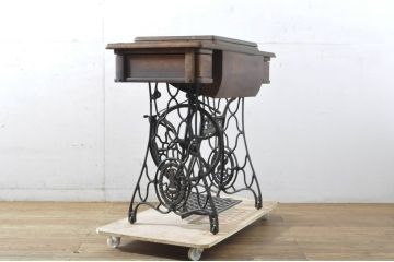ジャンク品　SINGER(シンガー)社　お洒落なアンティークの空間を演出するシンガーミシン(ミシンテーブル、サイドテーブル、ミシン台、足踏み、ディスプレイ)(R-064862)