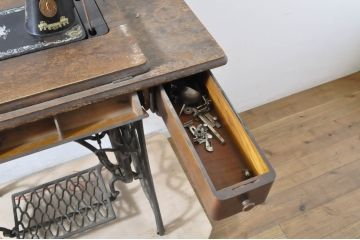 ジャンク品　SINGER(シンガー)社　お洒落なアンティークの空間を演出するシンガーミシン(ミシンテーブル、サイドテーブル、ミシン台、足踏み、ディスプレイ)(R-064862)