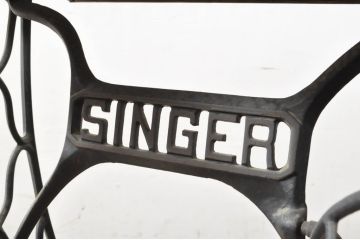 ジャンク品　SINGER(シンガー)社　お洒落なアンティークの空間を演出するシンガーミシン(ミシンテーブル、サイドテーブル、ミシン台、足踏み、ディスプレイ)(R-064862)