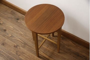 イギリスビンテージ　優しい木の温もり溢れるチーク材製のバタフライサイドテーブル(カフェテーブル、コーヒーテーブル、折りたたみテーブル、折り畳み、ラウンドテーブル、丸テーブル、花台、飾り台、店舗什器、ヴィンテージ)(R-064866)