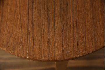 イギリスビンテージ　優しい木の温もり溢れるチーク材製のバタフライサイドテーブル(カフェテーブル、コーヒーテーブル、折りたたみテーブル、折り畳み、ラウンドテーブル、丸テーブル、花台、飾り台、店舗什器、ヴィンテージ)(R-064866)