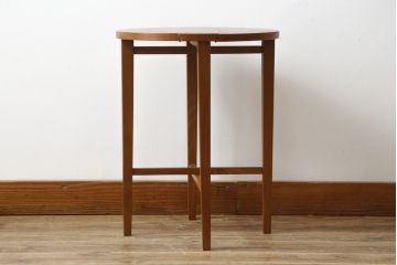 イギリスビンテージ　優しい木の温もり溢れるチーク材製のバタフライサイドテーブル(カフェテーブル、コーヒーテーブル、折りたたみテーブル、折り畳み、ラウンドテーブル、丸テーブル、花台、飾り台、店舗什器、ヴィンテージ)(R-064870)