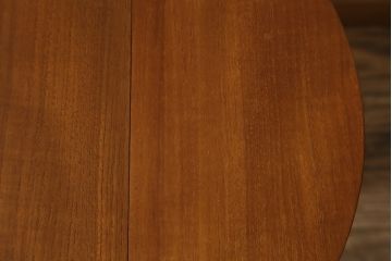 イギリスビンテージ　優しい木の温もり溢れるチーク材製のバタフライサイドテーブル(カフェテーブル、コーヒーテーブル、折りたたみテーブル、折り畳み、ラウンドテーブル、丸テーブル、花台、飾り台、店舗什器、ヴィンテージ)(R-064870)
