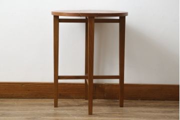 イギリスビンテージ　優しい木の温もり溢れるチーク材製のバタフライサイドテーブル(カフェテーブル、コーヒーテーブル、折りたたみテーブル、折り畳み、ラウンドテーブル、丸テーブル、花台、飾り台、店舗什器、ヴィンテージ)(R-064870)