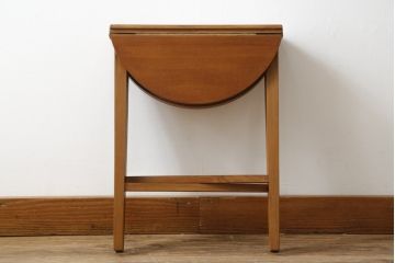 イギリスビンテージ　優しい木の温もり溢れるチーク材製のバタフライサイドテーブル(カフェテーブル、コーヒーテーブル、折りたたみテーブル、折り畳み、ラウンドテーブル、丸テーブル、花台、飾り台、店舗什器、ヴィンテージ)(R-064870)