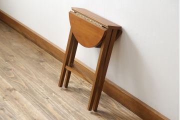イギリスビンテージ　優しい木の温もり溢れるチーク材製のバタフライサイドテーブル(カフェテーブル、コーヒーテーブル、折りたたみテーブル、折り畳み、ラウンドテーブル、丸テーブル、花台、飾り台、店舗什器、ヴィンテージ)(R-064870)
