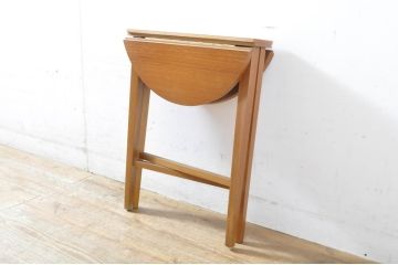 イギリスビンテージ　優しい木の温もり溢れるチーク材製のバタフライサイドテーブル(カフェテーブル、コーヒーテーブル、折りたたみテーブル、折り畳み、ラウンドテーブル、丸テーブル、花台、飾り台、店舗什器、ヴィンテージ)(R-064873)