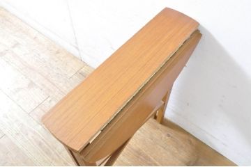 イギリスビンテージ　優しい木の温もり溢れるチーク材製のバタフライサイドテーブル(カフェテーブル、コーヒーテーブル、折りたたみテーブル、折り畳み、ラウンドテーブル、丸テーブル、花台、飾り台、店舗什器、ヴィンテージ)(R-064873)