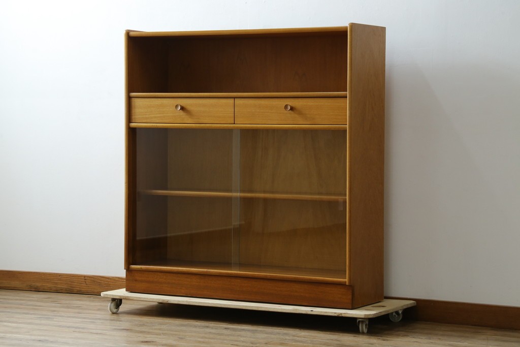 イギリスヴィンテージ　チーク材　人気のデザイン!　nathan(ネイサン)社製　チーク材の温もり溢れるキャビネット　(R-064874)