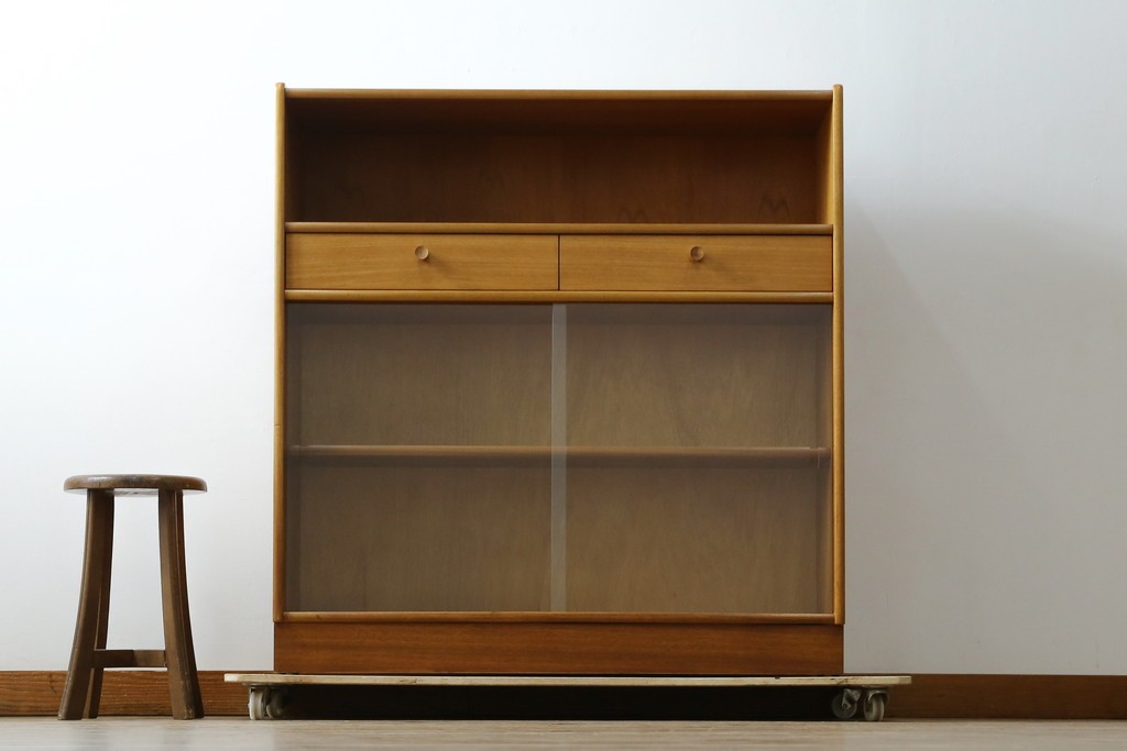 イギリスヴィンテージ　チーク材　人気のデザイン!　nathan(ネイサン)社製　チーク材の温もり溢れるキャビネット　(R-064874)