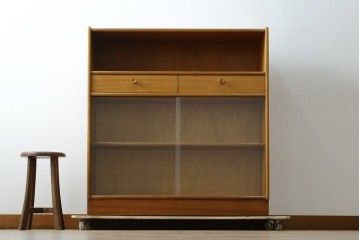 イギリスヴィンテージ　チーク材　人気のデザイン!　nathan(ネイサン)社製　チーク材の温もり溢れるキャビネット　(R-064874)