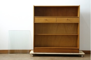 イギリスヴィンテージ　チーク材　人気のデザイン!　nathan(ネイサン)社製　チーク材の温もり溢れるキャビネット　(R-064874)