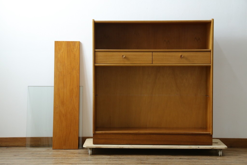 イギリスヴィンテージ　チーク材　人気のデザイン!　nathan(ネイサン)社製　チーク材の温もり溢れるキャビネット　(R-064874)