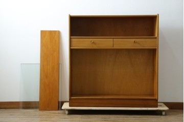 イギリスヴィンテージ　チーク材　人気のデザイン!　nathan(ネイサン)社製　チーク材の温もり溢れるキャビネット　(R-064874)