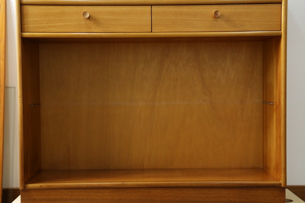 イギリスヴィンテージ　チーク材　人気のデザイン!　nathan(ネイサン)社製　チーク材の温もり溢れるキャビネット　(R-064874)