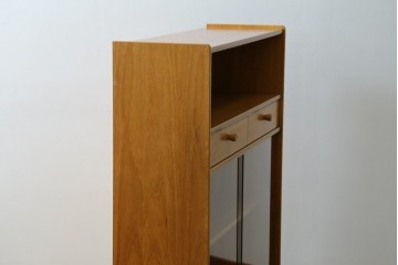 イギリスヴィンテージ　チーク材　人気のデザイン!　nathan(ネイサン)社製　チーク材の温もり溢れるキャビネット　(R-064874)