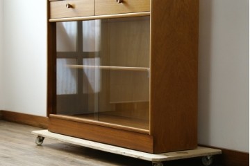 イギリスヴィンテージ　チーク材　人気のデザイン!　nathan(ネイサン)社製　チーク材の温もり溢れるキャビネット　(R-064874)