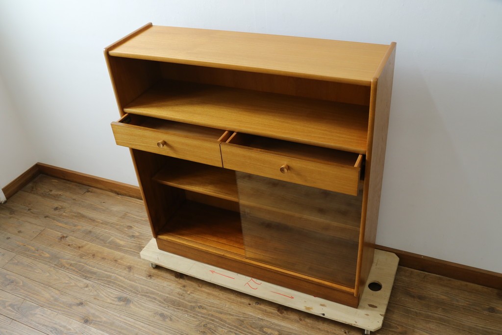 イギリスヴィンテージ　チーク材　人気のデザイン!　nathan(ネイサン)社製　チーク材の温もり溢れるキャビネット　(R-064874)