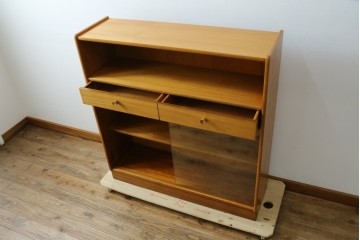 イギリスヴィンテージ　チーク材　人気のデザイン!　nathan(ネイサン)社製　チーク材の温もり溢れるキャビネット　(R-064874)