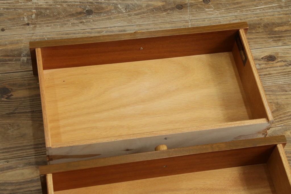 イギリスヴィンテージ　チーク材　人気のデザイン!　nathan(ネイサン)社製　チーク材の温もり溢れるキャビネット　(R-064874)