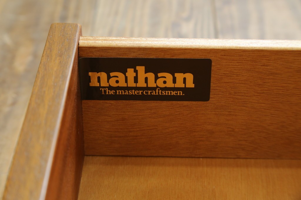 イギリスヴィンテージ　チーク材　人気のデザイン!　nathan(ネイサン)社製　チーク材の温もり溢れるキャビネット　(R-064874)