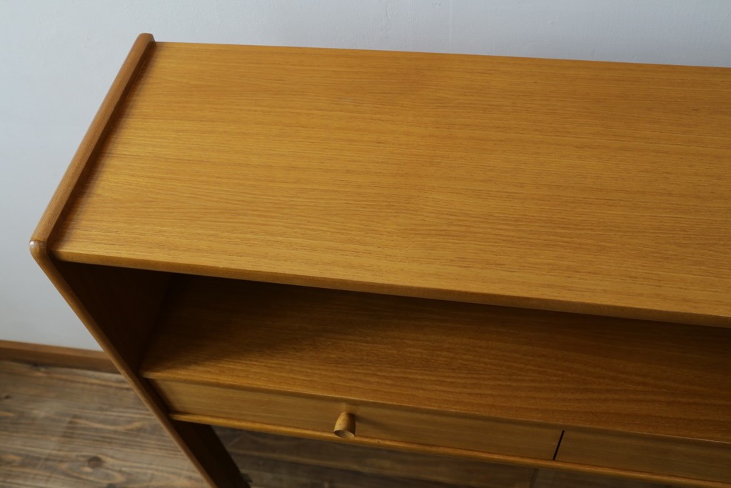 イギリスヴィンテージ　チーク材　人気のデザイン!　nathan(ネイサン)社製　チーク材の温もり溢れるキャビネット　(R-064874)