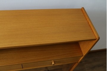 イギリスヴィンテージ　チーク材　人気のデザイン!　nathan(ネイサン)社製　チーク材の温もり溢れるキャビネット　(R-064874)