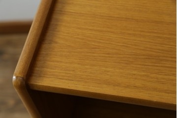 イギリスヴィンテージ　チーク材　人気のデザイン!　nathan(ネイサン)社製　チーク材の温もり溢れるキャビネット　(R-064874)