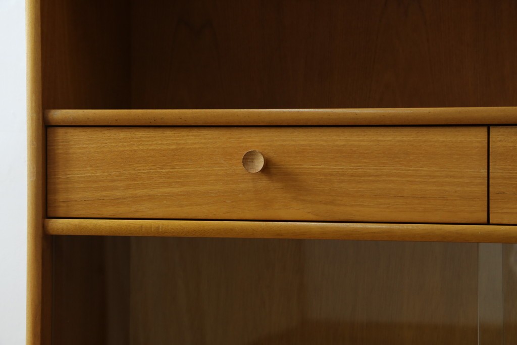 イギリスヴィンテージ　チーク材　人気のデザイン!　nathan(ネイサン)社製　チーク材の温もり溢れるキャビネット　(R-064874)