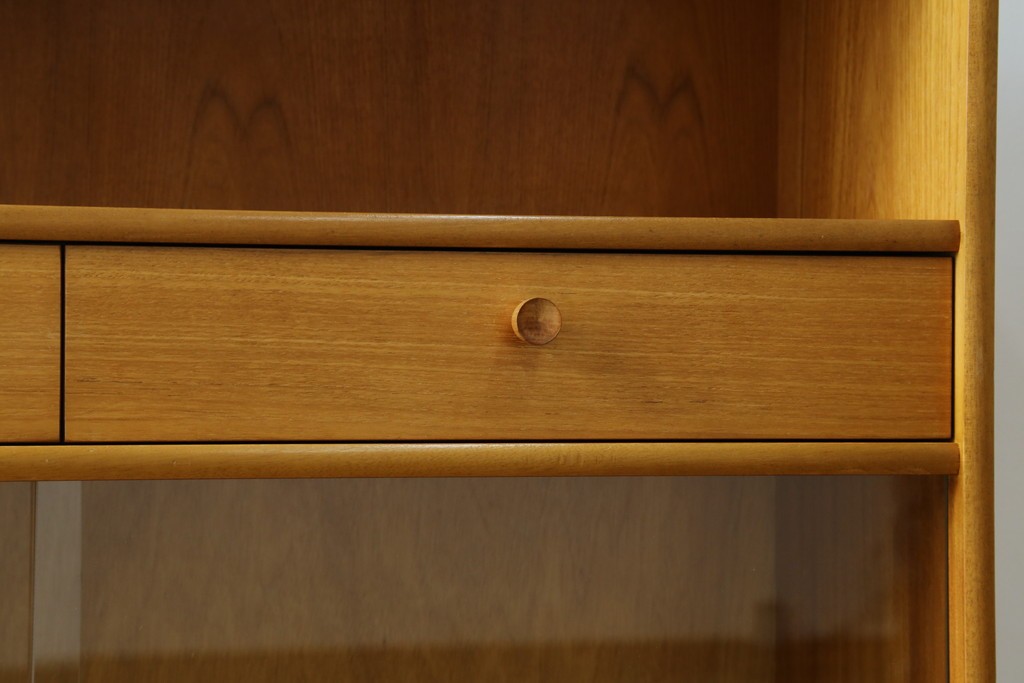 イギリスヴィンテージ　チーク材　人気のデザイン!　nathan(ネイサン)社製　チーク材の温もり溢れるキャビネット　(R-064874)