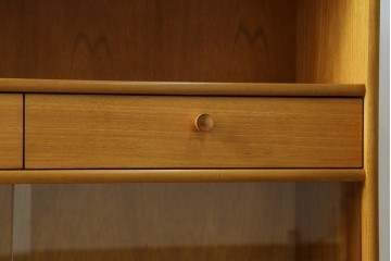 イギリスヴィンテージ　チーク材　人気のデザイン!　nathan(ネイサン)社製　チーク材の温もり溢れるキャビネット　(R-064874)