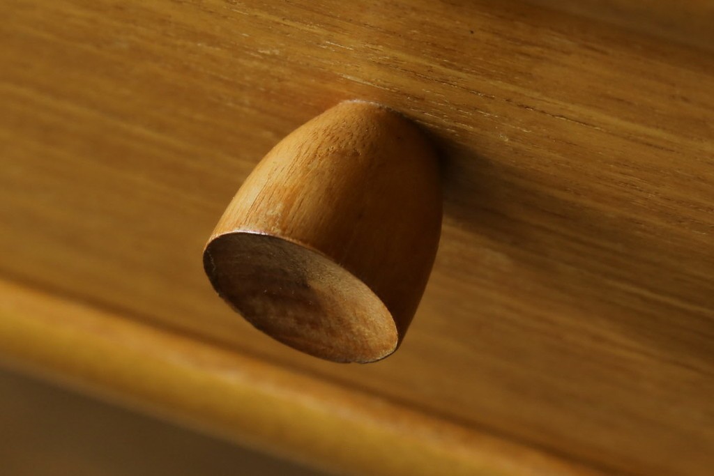 イギリスヴィンテージ　チーク材　人気のデザイン!　nathan(ネイサン)社製　チーク材の温もり溢れるキャビネット　(R-064874)