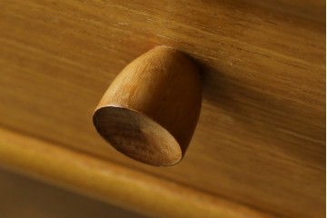 イギリスヴィンテージ　チーク材　人気のデザイン!　nathan(ネイサン)社製　チーク材の温もり溢れるキャビネット　(R-064874)