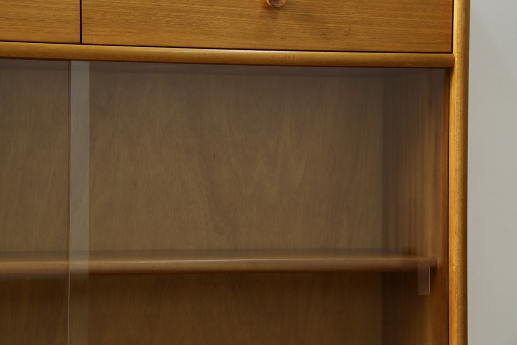 イギリスヴィンテージ　チーク材　人気のデザイン!　nathan(ネイサン)社製　チーク材の温もり溢れるキャビネット　(R-064874)