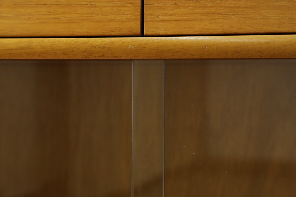 イギリスヴィンテージ　チーク材　人気のデザイン!　nathan(ネイサン)社製　チーク材の温もり溢れるキャビネット　(R-064874)