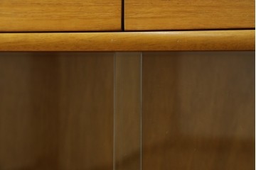 イギリスヴィンテージ　チーク材　人気のデザイン!　nathan(ネイサン)社製　チーク材の温もり溢れるキャビネット　(R-064874)