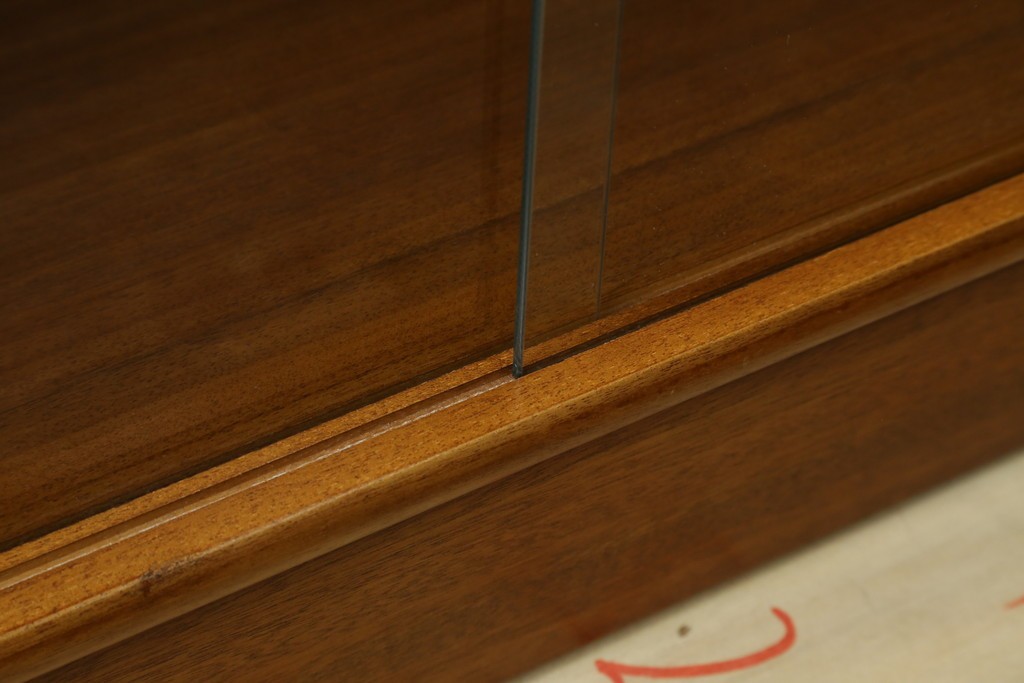 イギリスヴィンテージ　チーク材　人気のデザイン!　nathan(ネイサン)社製　チーク材の温もり溢れるキャビネット　(R-064874)