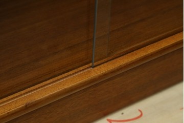 イギリスヴィンテージ　チーク材　人気のデザイン!　nathan(ネイサン)社製　チーク材の温もり溢れるキャビネット　(R-064874)