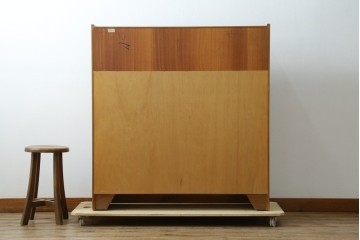 イギリスヴィンテージ　チーク材　人気のデザイン!　nathan(ネイサン)社製　チーク材の温もり溢れるキャビネット　(R-064874)