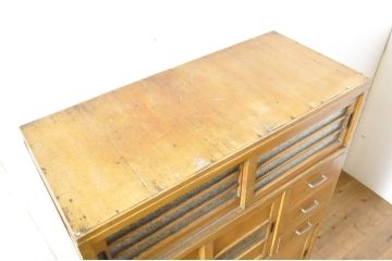 和製ビンテージ　昭和レトロ　可愛いデザインが魅力の小振りな食器棚(収納棚、戸棚、キャビネット、ヴィンテージ)(R-064876)