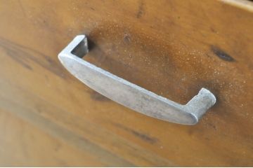 和製ビンテージ　昭和レトロ　可愛いデザインが魅力の小振りな食器棚(収納棚、戸棚、キャビネット、ヴィンテージ)(R-064876)