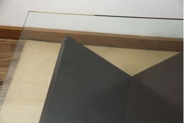 中古　arflex(アルフレックス)　MONTAGNA(モンターニャ)　W字型の脚のデザインがお洒落なセンターテーブル(ガラステーブル、ローテーブル、カクテルテーブル、カフェテーブル)(定価約20万円)(R-064881)