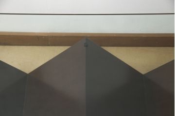 中古　arflex(アルフレックス)　MONTAGNA(モンターニャ)　W字型の脚のデザインがお洒落なセンターテーブル(ガラステーブル、ローテーブル、カクテルテーブル、カフェテーブル)(定価約20万円)(R-064881)