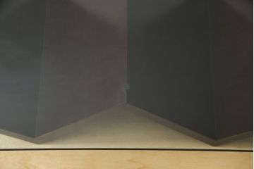 中古　arflex(アルフレックス)　MONTAGNA(モンターニャ)　W字型の脚のデザインがお洒落なセンターテーブル(ガラステーブル、ローテーブル、カクテルテーブル、カフェテーブル)(定価約20万円)(R-064881)