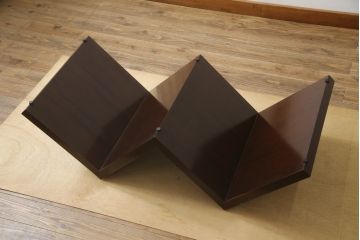 中古　arflex(アルフレックス)　MONTAGNA(モンターニャ)　W字型の脚のデザインがお洒落なセンターテーブル(ガラステーブル、ローテーブル、カクテルテーブル、カフェテーブル)(定価約20万円)(R-064881)