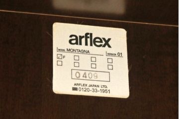 中古　arflex(アルフレックス)　MONTAGNA(モンターニャ)　W字型の脚のデザインがお洒落なセンターテーブル(ガラステーブル、ローテーブル、カクテルテーブル、カフェテーブル)(定価約20万円)(R-064881)