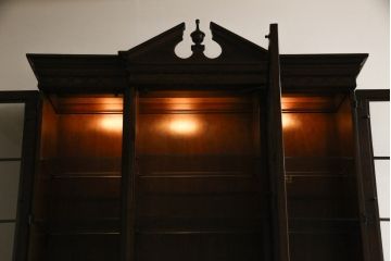 中古　美品　DREXEL HERITAGE(ドレクセルヘリテイジ)　高級感漂う上品なデザインのキャビネット(チャイナキャビネット、収納棚、戸棚、飾り棚、陳列棚、食器棚、カップボード)(R-064882)