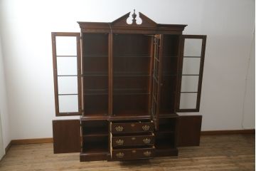 中古　美品　DREXEL HERITAGE(ドレクセルヘリテイジ)　高級感漂う上品なデザインのキャビネット(チャイナキャビネット、収納棚、戸棚、飾り棚、陳列棚、食器棚、カップボード)(R-064882)