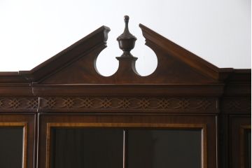 中古　美品　DREXEL HERITAGE(ドレクセルヘリテイジ)　高級感漂う上品なデザインのキャビネット(チャイナキャビネット、収納棚、戸棚、飾り棚、陳列棚、食器棚、カップボード)(R-064882)
